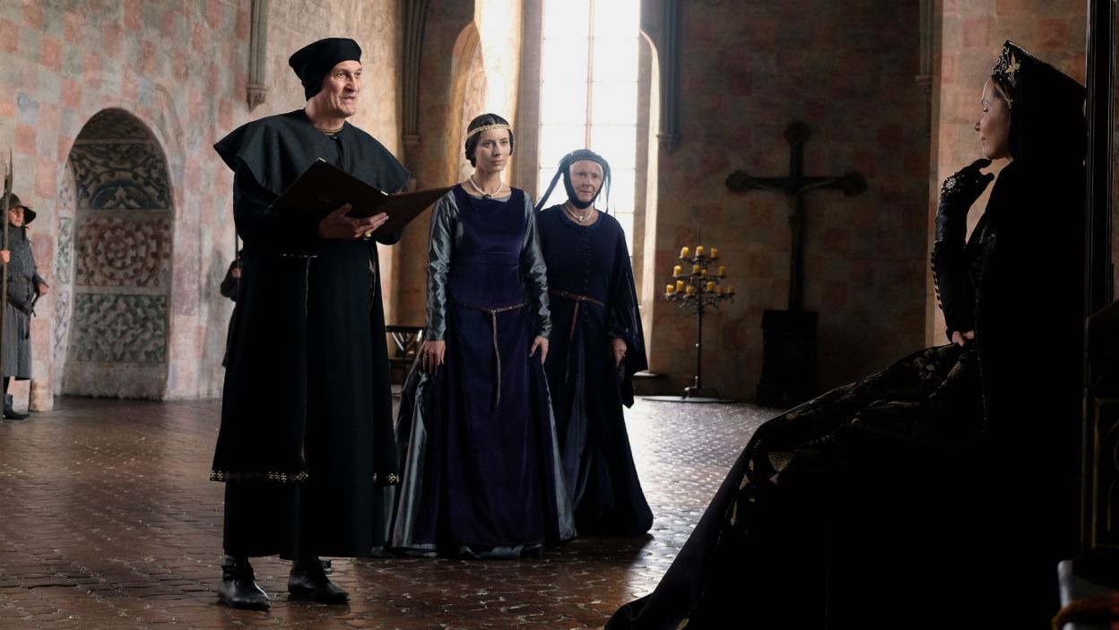 Katarzyna prosi Elżbietę, aby ta pomogła rozwiązać spór między królami (fot. TVP)