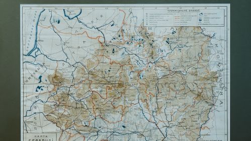 Першая беларускамоўная карта Беларусі аўтарства Аркадзя Смоліча, якая была выдадзеная ў 1919 годзе. Варшава, Польшча. 21 кастрычніка 2025 года. Фота: Рауль Дзюк / Белсат