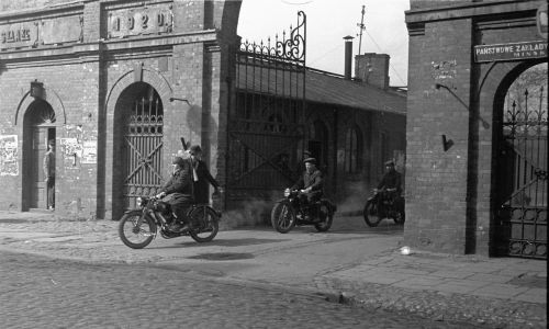 Motorbikes model SHL M02 leave the factory on Minska Street in Warsaw for a test drive in the spring of 1948. Photo: PAP