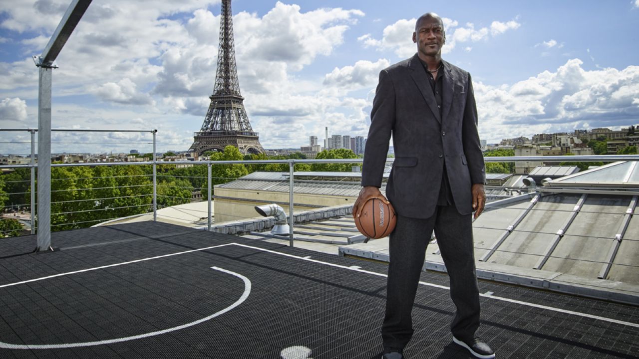 Jordan zakończył karierę sportową,  jednak doskonale zarabia na sprzedaży swojego wizerunku (fot.  Jordan Brand/Getty Images)