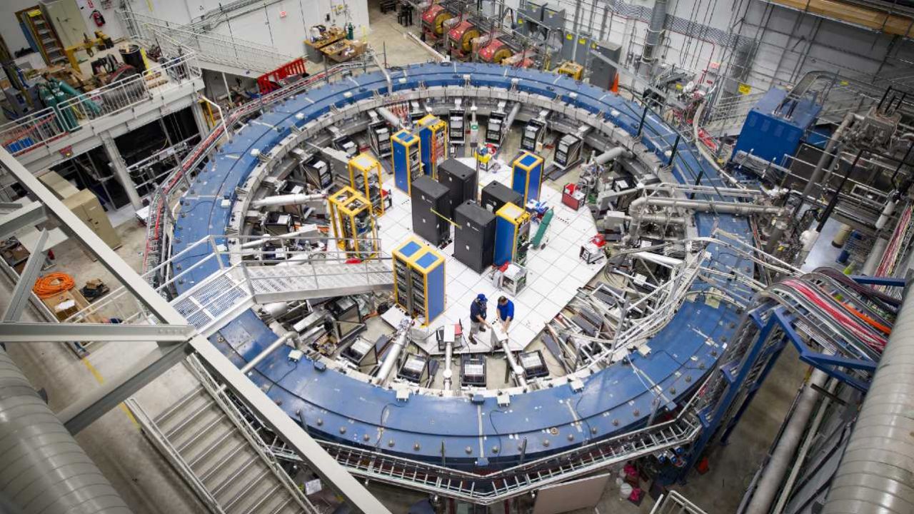 Spin mionu pod wpływem pola magnetycznego jest inny niż powinien (fot. Fermilab) Spin mionu pod wpływem pola magnetycznego jest inny niż powinien (fot. Fermilab)
