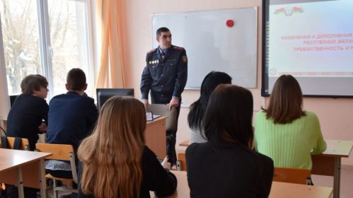 Супрацоўнік Дэпартаменту аховы МУС праводзіць урок