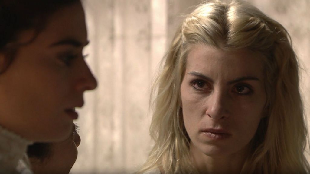 W 512. odcinku serialu „Akacjowa 38” Teresa i Fabiana będą na zmianę czuwać nad Cayetaną, która odchodzi od zmysłów. Fot. mat. prasowe TVP
