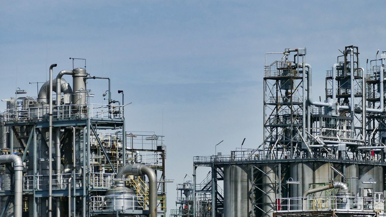 Emisje CO2 z rafinerii ropy naftowej (fot.pixabay.com)