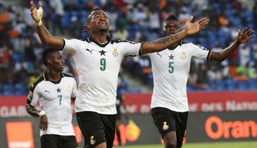 Jordan Ayew (z lewej, fot. PAP/EPA)