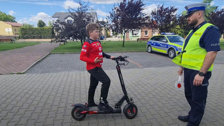 Kadr z filmu promującego bezpieczną jazdę na elektrycznej hulajnodze. Fot. Policja Zawiercie