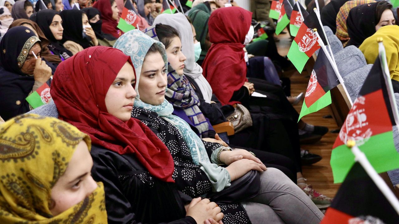 Talibowie powiadamiają Afganki, że powinny przestać pracować (fot. H.Sabawoon/Anadolu/Getty Images)