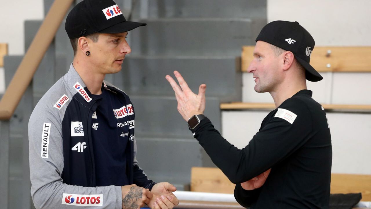 Skoki. Ruch za kulisami kadry i szczera narada trenerów. Adam Małysz ...