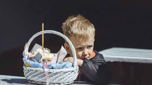 Мальчик с пасхальным пирогом в корзине. Иллюстративный снимок. Фото: Белсат