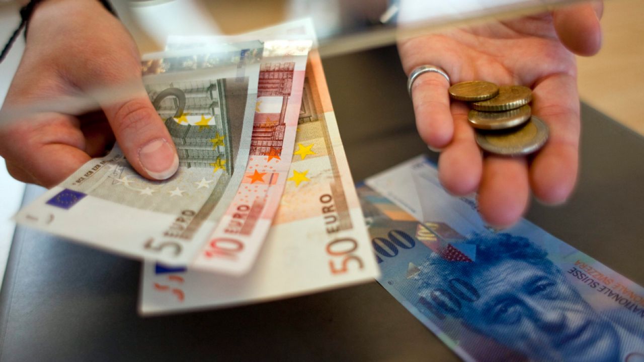 Austria, Polska i Francja to kraje, gdzie obywatele wzięli kredyty we frankach o największej wartości (fot. PAP/EPA/ENNIO LEANZA) Austria, Polska i Francja to kraje, gdzie obywatele wzięli kredyty we frankach o największej wartości (fot. PAP/EPA/ENNIO LEANZA)