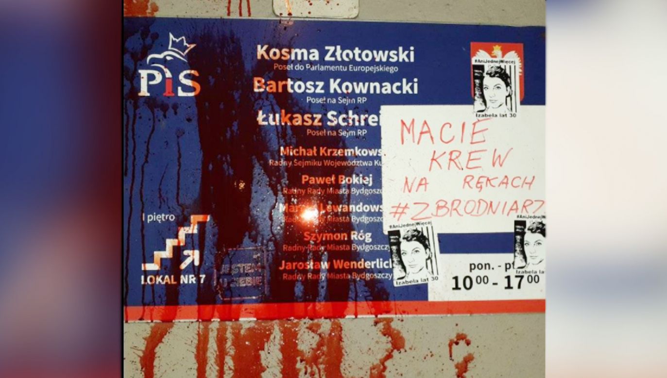 Tak wygląda wejście do biur poselskich PiS w Bydgoszczy (fot. FB)