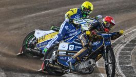 Patryk Dudek walczy z Dominikiem Kuberą (fot. PAP).