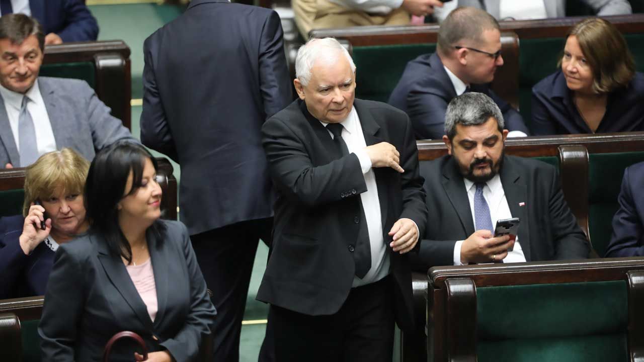 Prezes PiS Jarosław Kaczyński zawiesił 15 posłów w prawach członków partii (fot. PAP/Wojciech Olkuśnik) Prezes PiS Jarosław Kaczyński zawiesił 15 posłów w prawach członków partii (fot. PAP/Wojciech Olkuśnik)
