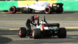 Kevin Magnussen opuszcza bolid podczas wyścigu o GP Australii 2018 (fot. Getty)