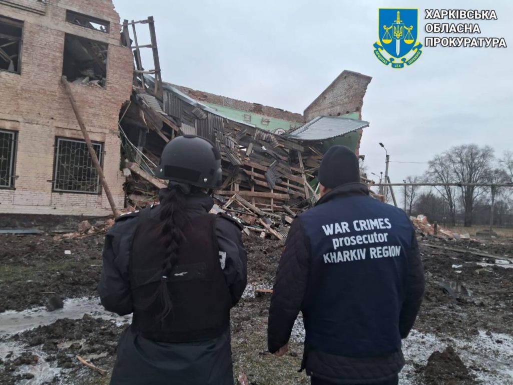 Украінскія праваахоўнікі фіксуюць наступствы расейскага ракетнага ўдару па Харкаву 2 студзеня. (Фота: gp.gov.ua)