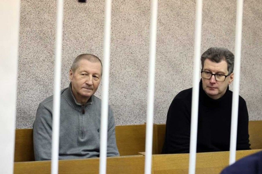Старшыня Беларускага кангрэсу дэмакратычных прафсаюзаў Аляксандр Ярашук і ягоны намеснік Сяргей Антусевіч у залі суда. Менск, снежань 2022 года. (Фота: БЕЛТА)