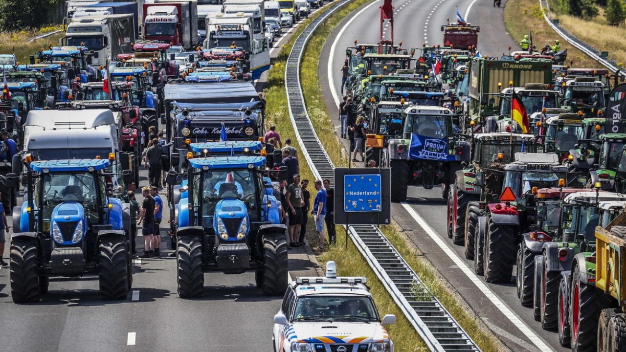 Protest rolników w Holandii (fot. EPA/VINCENT JANNINK: PAP/EPA)