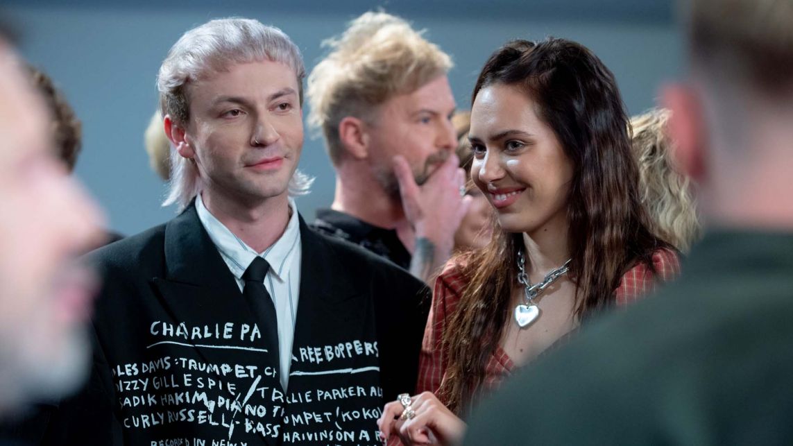 Zdjęcie z nagrań piosenki „Moja i twoja nadzieja”. Gwiazdy zaangażowane w projekt w trakcie przerwy nagraniowej rozmawiają ze sobą i wymieniają serdeczności. Premiera piosenki i teledysku odbędzie się w programie „19:30” w TVP1 i TVP Info.