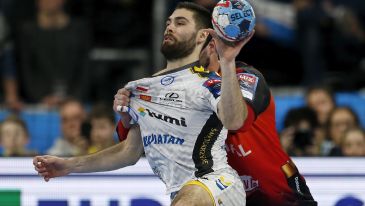 Blaż Janc w akcji w jednym z meczów Ligi Mistzów (fot. PAP/EPA)