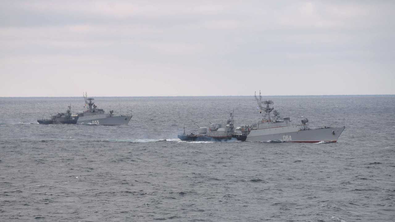 Rosyjskie okręty Floty Czarnomorskiej (fot. ALEXEI DRUZHININ / RUSSIAN PRESIDENTIAL PRESS AND INFORMATION OFFICE / HANDOUT/Anadolu Agency via Getty Images)