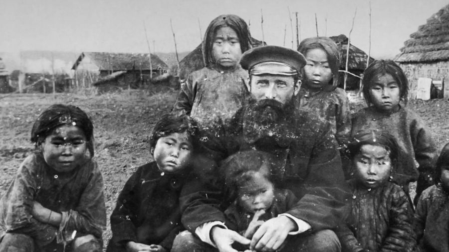 Bronisław Piłsudski sam miał dwójkę swoich ajnuskich dzieci (fot. TVP)