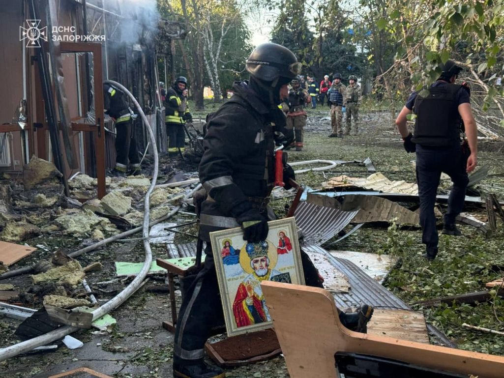 Ратавальнікі на месцы ракетнага ўдару ў Вільнянску. (Фота: Головне управління ДСНС України у Запорізькій області / Facebook)