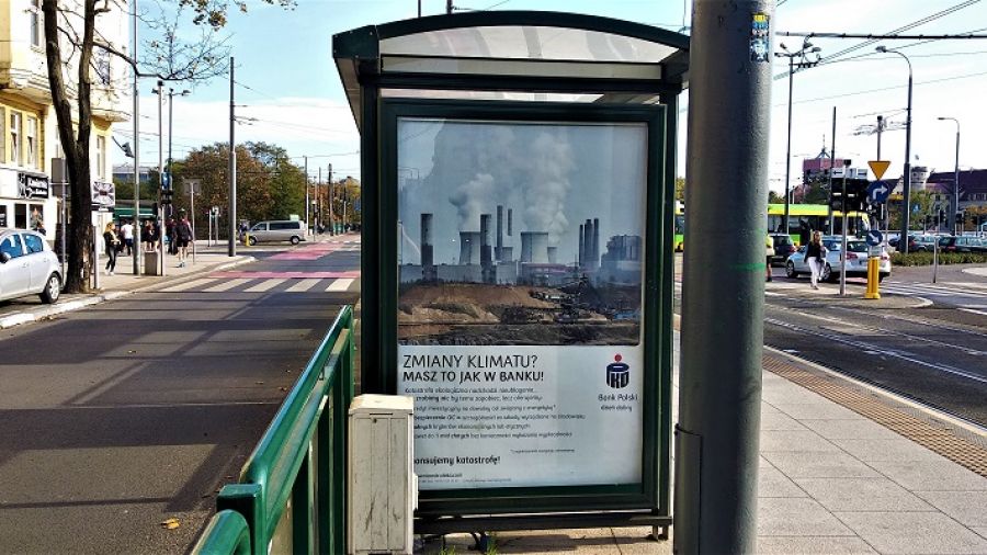 Fałszywe reklamy na poznańskich przystankach. Bank zapowiada pozew (fot. Rozbrat.org)