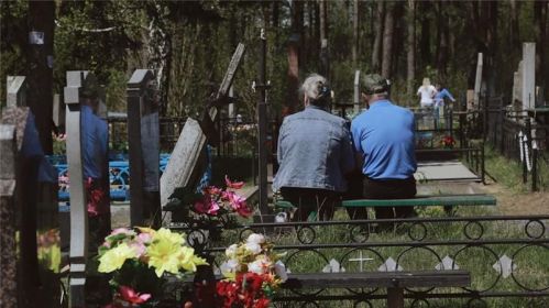 Беларусы адзначаюць Радаўніцу на могілках у Барысаве, Беларусь. Здымак мае ілюстрацыйны характар. Фота: Цімур Котаў / Белсат