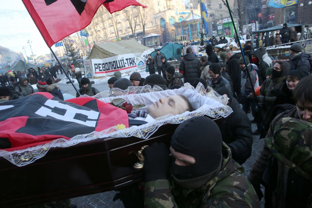 Жалобная працэсія па горадзе пасля адпявання грамадзяніна Беларусі Міхаіла Жызнеўскага, які быў забіты каля стадыёну «Дынама» на вуліцы Грушэўскага ў Кіеве, Украіна. 26 студзеня 2014 года. (Фота: Pochuyev Mikhail / TASS / Forum)