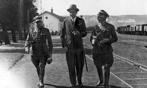 Minister spraw zagranicznych Józef Beck (w środku, 1933). Fot. NAC