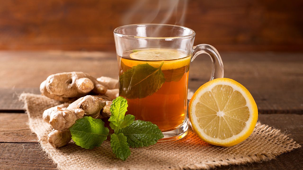 Na wzmocnienie organizmu może się sprawdzić herbatka z imbirem i cytryną na dobre rozpoczęcie dnia (fot. Shutterstock/peterzsuzsa)