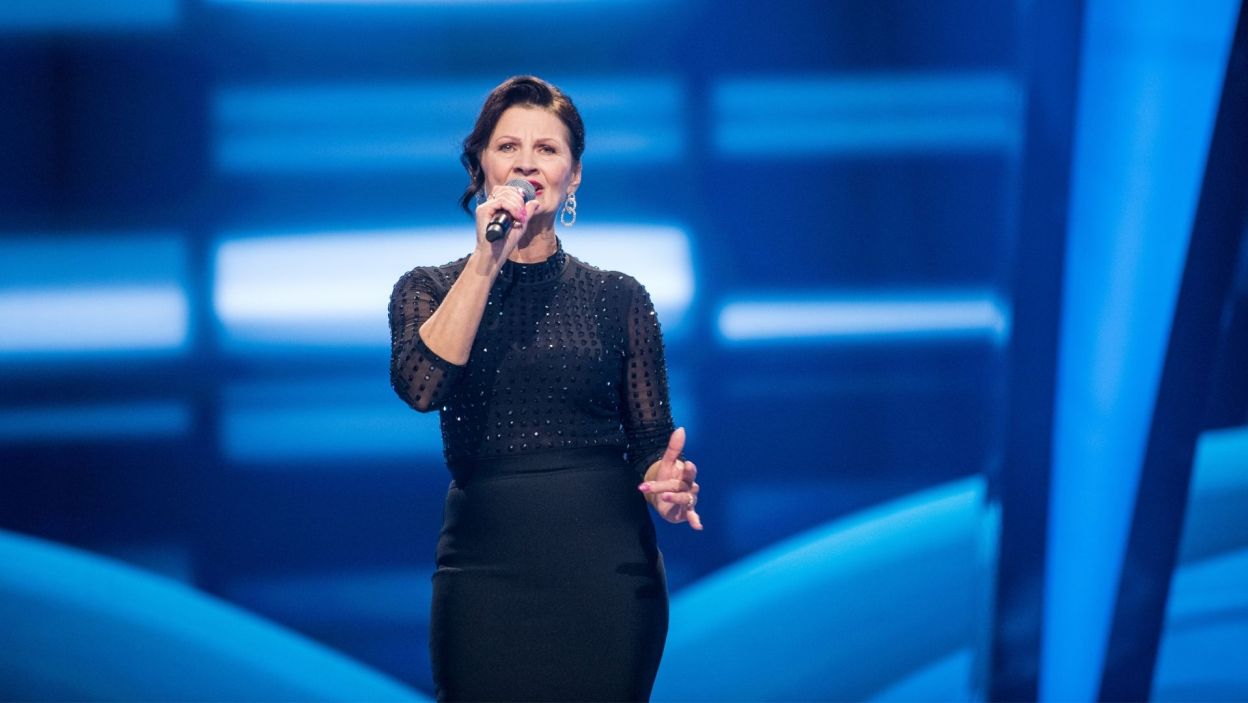Bożena Gloc, podopieczna Andrzeja Piasecznego, w półfinale programu „The Voice Senior” wykonała piosenkę „Rysa na szkle” autorstwa Urszuli, zapewniając sobie miejsce w wielkim finale. Fot. Waldemar Kompała/ TVP
