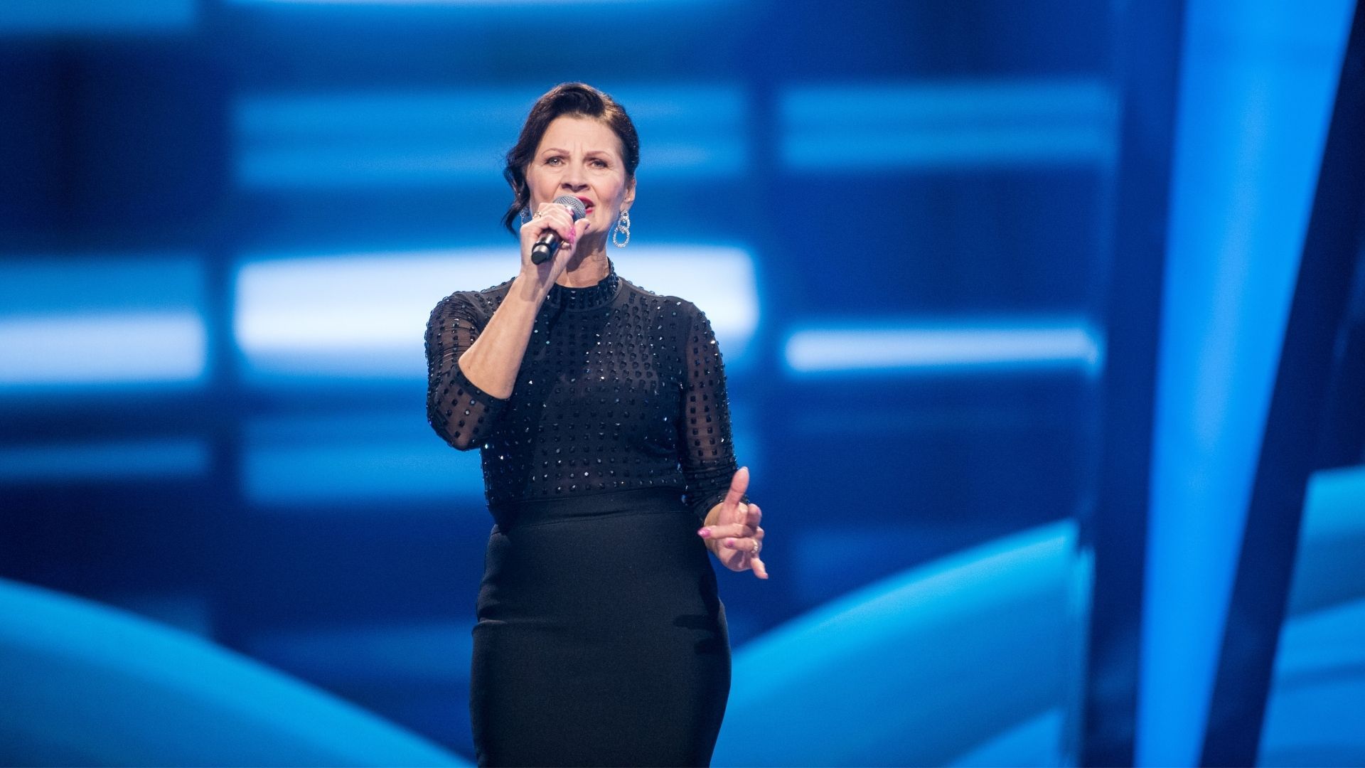 Bożena Gloc, podopieczna Andrzeja Piasecznego, w półfinale programu „The Voice Senior” wykonała piosenkę „Rysa na szkle” autorstwa Urszuli, zapewniając sobie miejsce w wielkim finale. Fot. Waldemar Kompała/ TVP