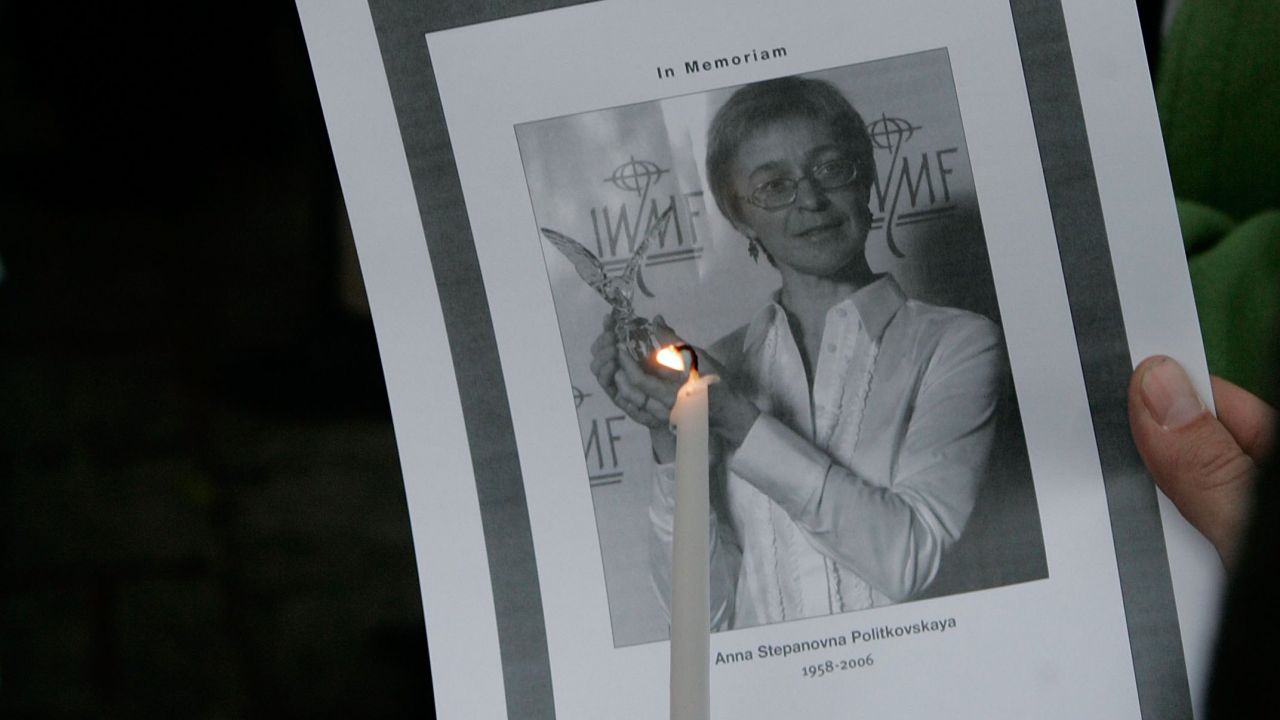 Annę Politkowską w 2006 r. znaleziono zastrzeloną w windzie jej bloku w Moskwie (fot. Mark Wilson/Getty Images) Annę Politkowską w 2006 r. znaleziono zastrzeloną w windzie jej bloku w Moskwie (fot. Mark Wilson/Getty Images)