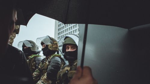 Военные за щитами перекрыли проспект возле Дворца Независимости во время марша в Минске, Беларусь. 22 ноября 2020 года. Фото: Белсат