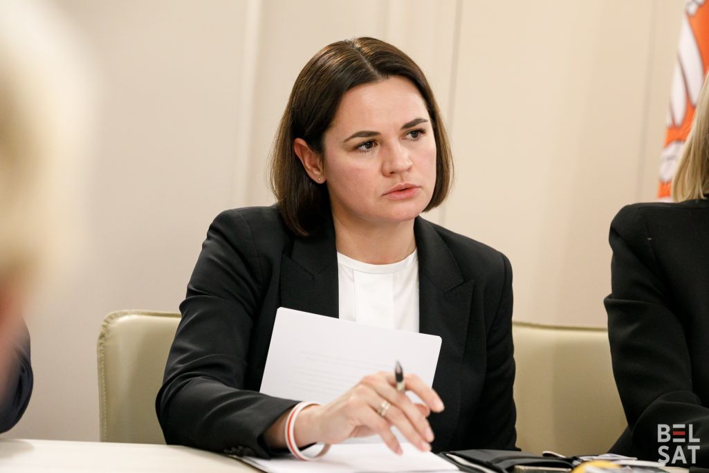 Святлана Ціханоўская выступае перад журналістамі пасля паседжання Аб’яднанага пераходнага кабінета. Варшава, Польшча. 2 кастрычніка 2023 года. (Фота: Таццяна Верамеева / Белсат)