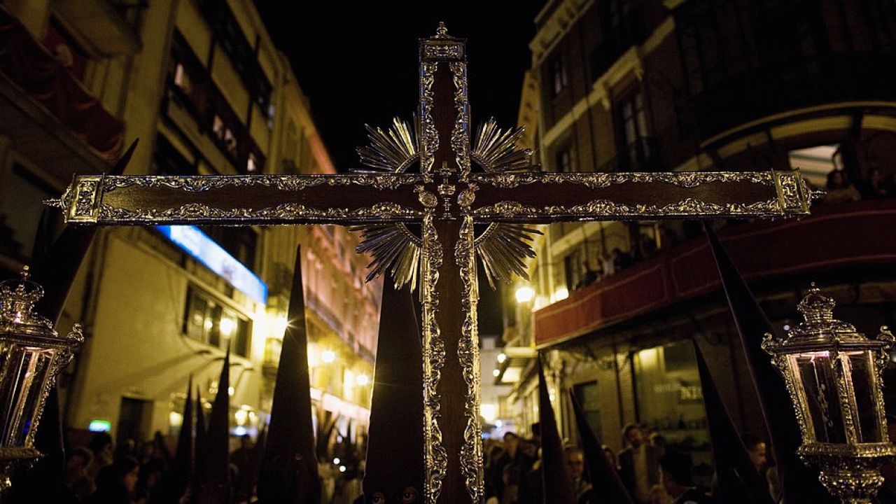Na wstępnej liście znajduje się już 19 „gloryfikujących frankizm” krzyży (fot. Marco Di Lauro/Getty Images)