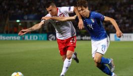 Konrad Michalak walczy o piłkę z piłkarzem Juventusu Federico Chiesą (fot. Getty).