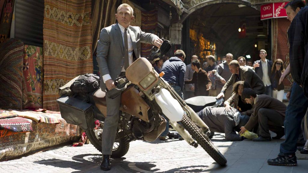 „Skyfall” skupia się na problemach agencji MI6, w którą zamieszany jest człowiek powiązany z M i Bondem. Fot. materiały prasowe/TVP