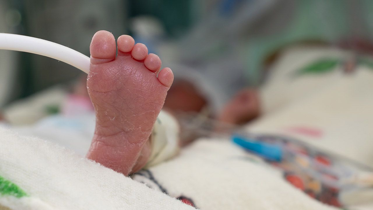 Zmarło dziecko, które urodziło się z 3 promilami alkoholu we krwi niestety (fot. Shutterstock/Loren_Zecena)