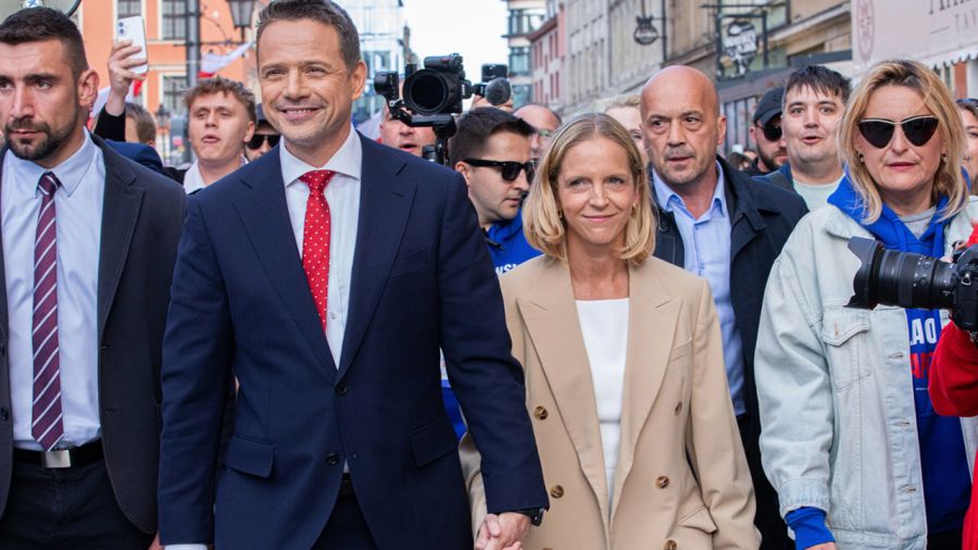 Kandydat na prezydenta Rafał Trzaskowski z żoną Małgorzatą (fot. PAP/Maciej Kulczyński)