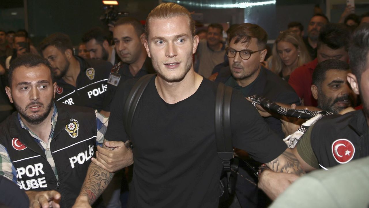 Loris Karius po przylocie do Stambułu (fot. Getty)