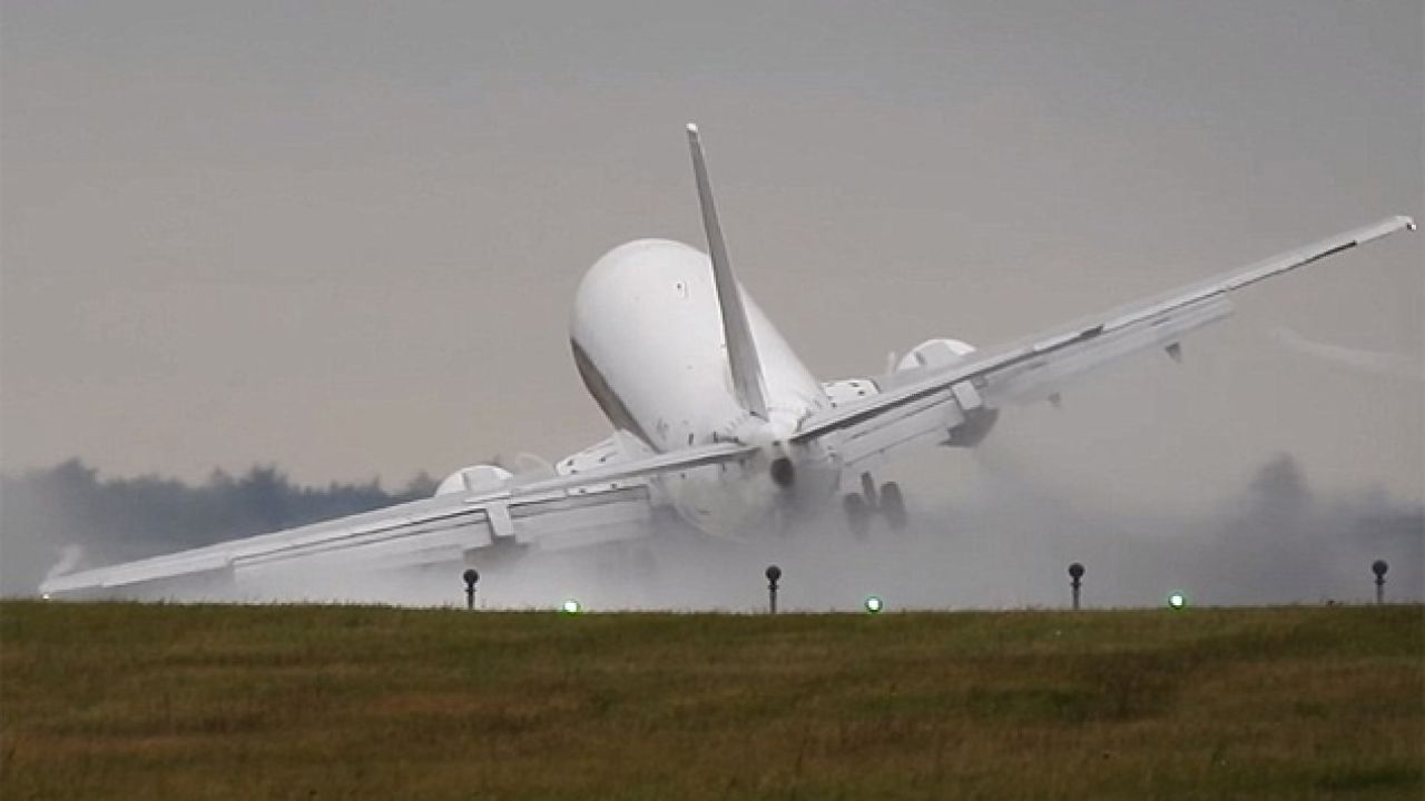 Boeing 737 niemal rozbił się po silnym podmuchu wiatru (fot. YT/Radko Našinec) Boeing 737 niemal rozbił się po silnym podmuchu wiatru (fot. YT/Radko Našinec)