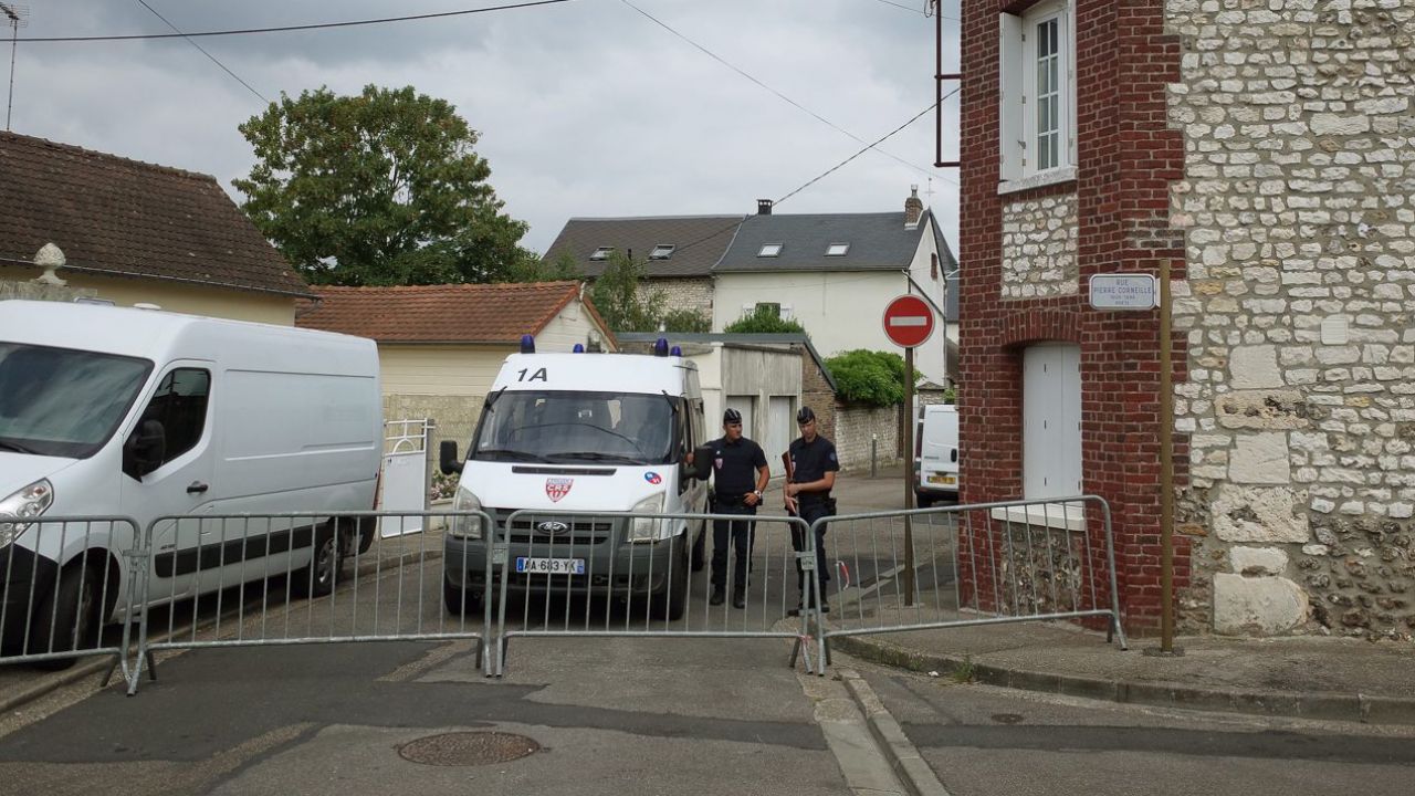 Do ataku w kościele w Normandii przyznało się tzw. Państwo Islamskie (fot. PAP/EPA/JULIEN PAQUIN)