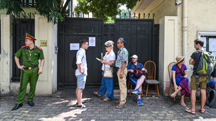 Polish citizens queing to cast their votes in front of Polish embasssy in Hanoi, Vietnam, 2019. Photo: PAP/Paweł Skraba 