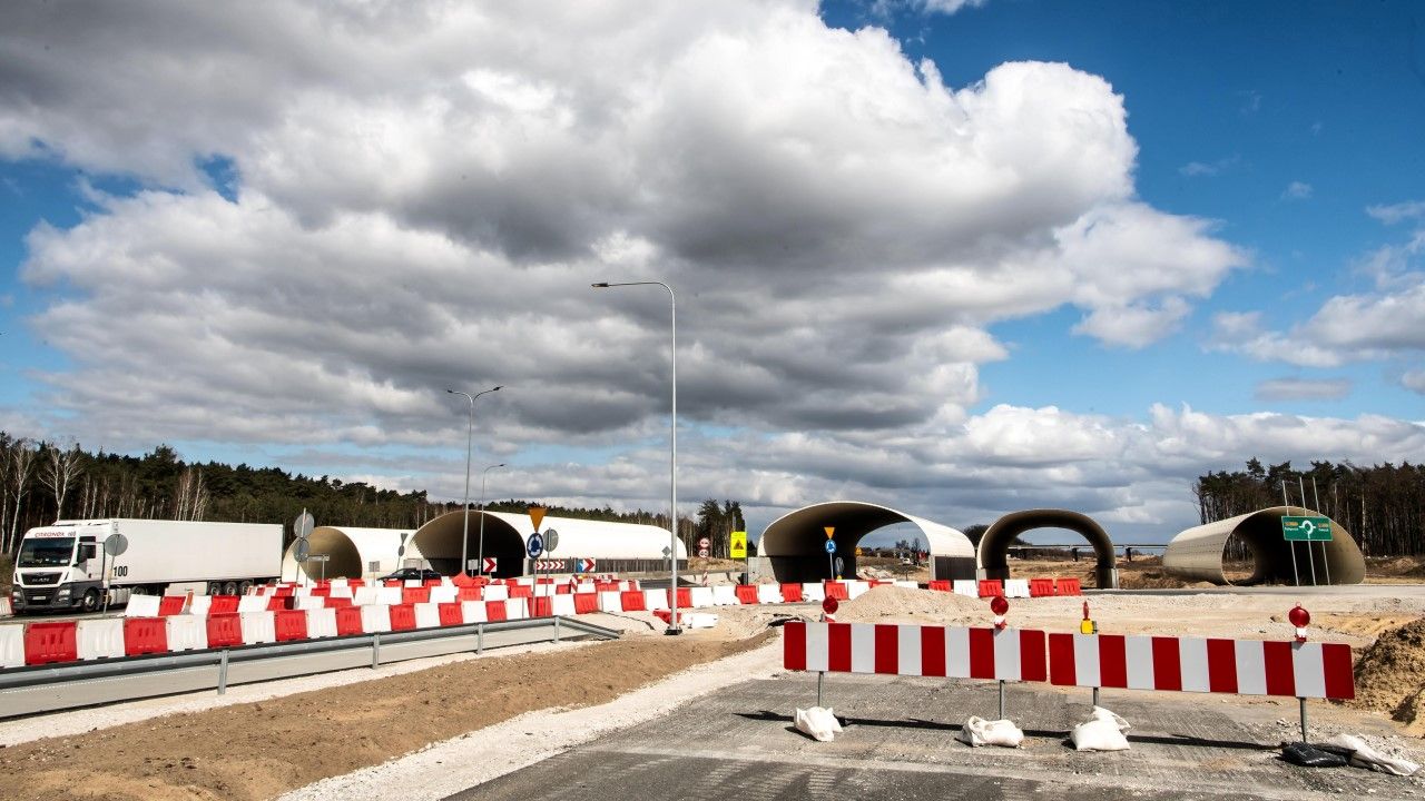 Niedokończony fragment drogi ekspresowej S5 w województwie kujawsko-pomorskim pod koniec marca 2020 r. (fot. arch PAP / Tytus Żmijewski) Niedokończony fragment drogi ekspresowej S5 w województwie kujawsko-pomorskim pod koniec marca 2020 r. (fot. arch PAP / Tytus Żmijewski)
