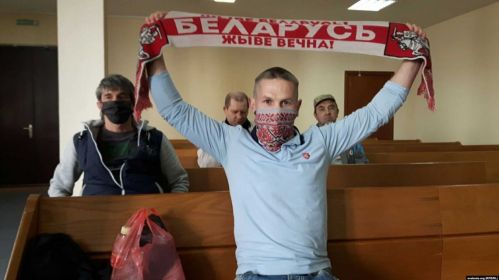 Максім Урбановіч на судзе Цэнтральнага раёну за «несанкцыянаваную акцыю» на пікеце для збору подпісаў за кандыдатаў у прэзідэнты. Менск, Беларусь. 7 траўня 2020 года. Фота: svaboda.org