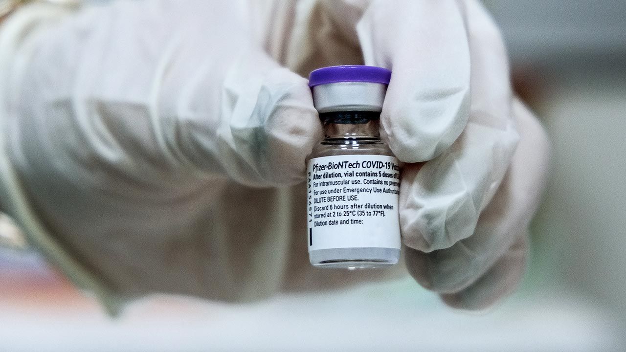 Jest pełna lista osób na szczepienia rozmrożonymi szczepionkami (fot. Omer Faruk Ugurlu/Anadolu Agency via Getty Images) Jest pełna lista osób na szczepienia rozmrożonymi szczepionkami (fot. Omer Faruk Ugurlu/Anadolu Agency via Getty Images)