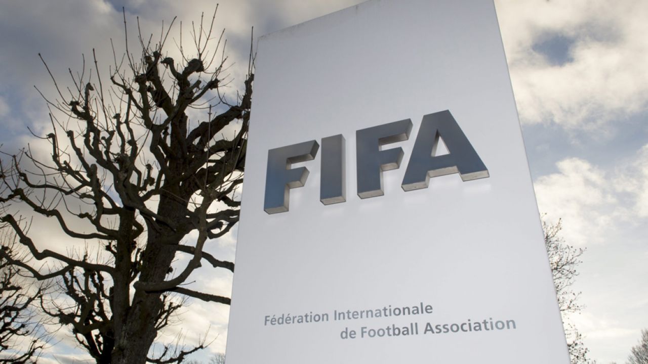 Światowa federacja piłkarska zmaga się z potężnym kryzysem od połowy 2015 r. (fot. PAP/EPA/WALTER BIERI)
