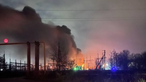Płonąca podstacja energetyczna we Włodzimierzu. Zdj. UNIAN